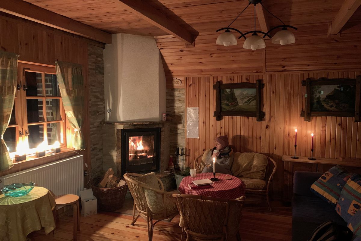 am Kamin sitzen im Ferienhaus