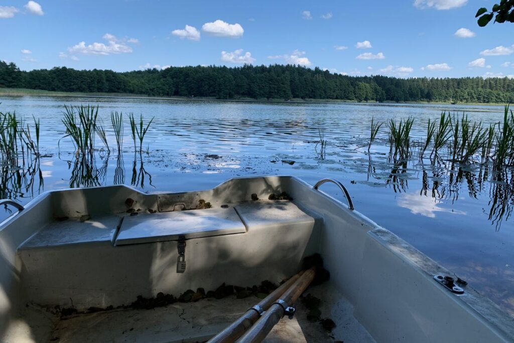 Ruderboot mit Blick auf den Kalwa-See